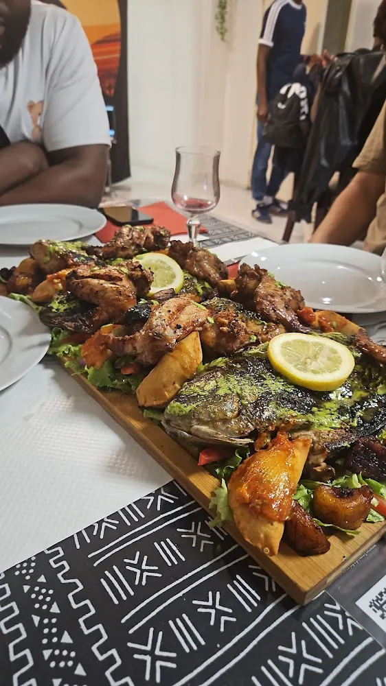 Plancha Des Assortiment Poulet Poisson Agneau Banane Platine